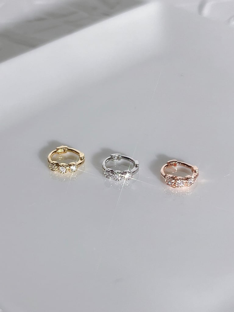 3 crystal dots ring