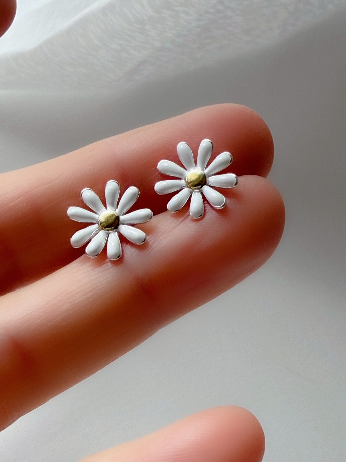 B. Daisy （Silver 925） – at3