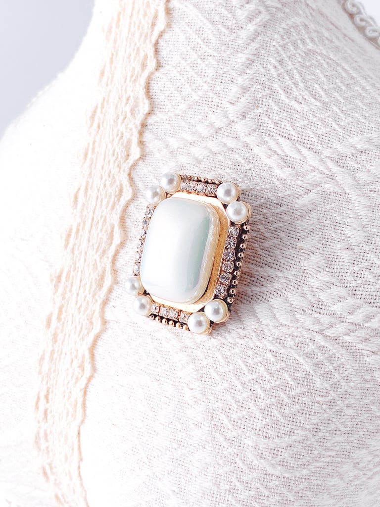 Square pearl（ブローチ）