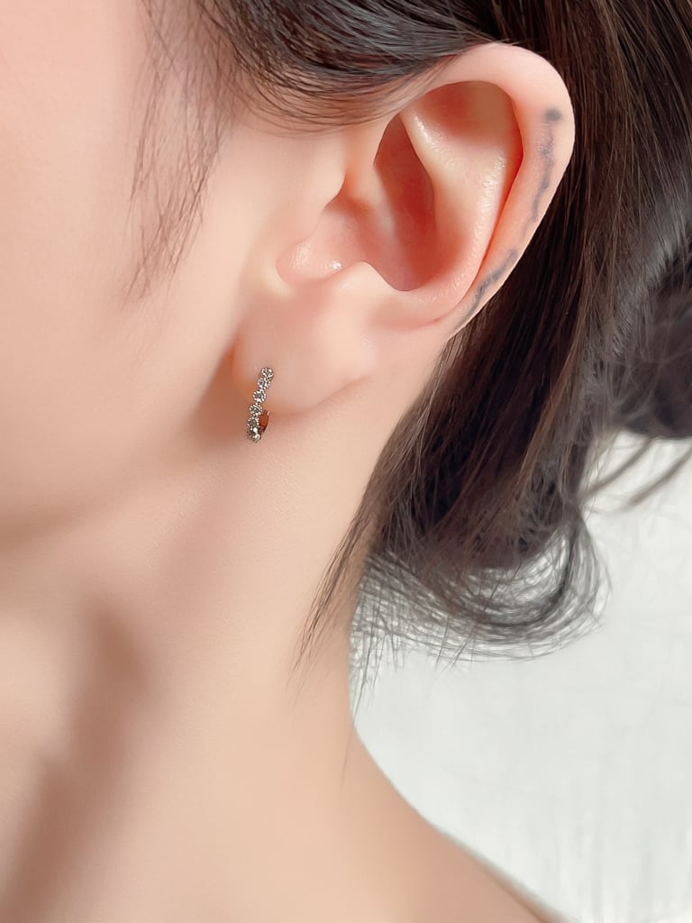 8 crystal hoop ring