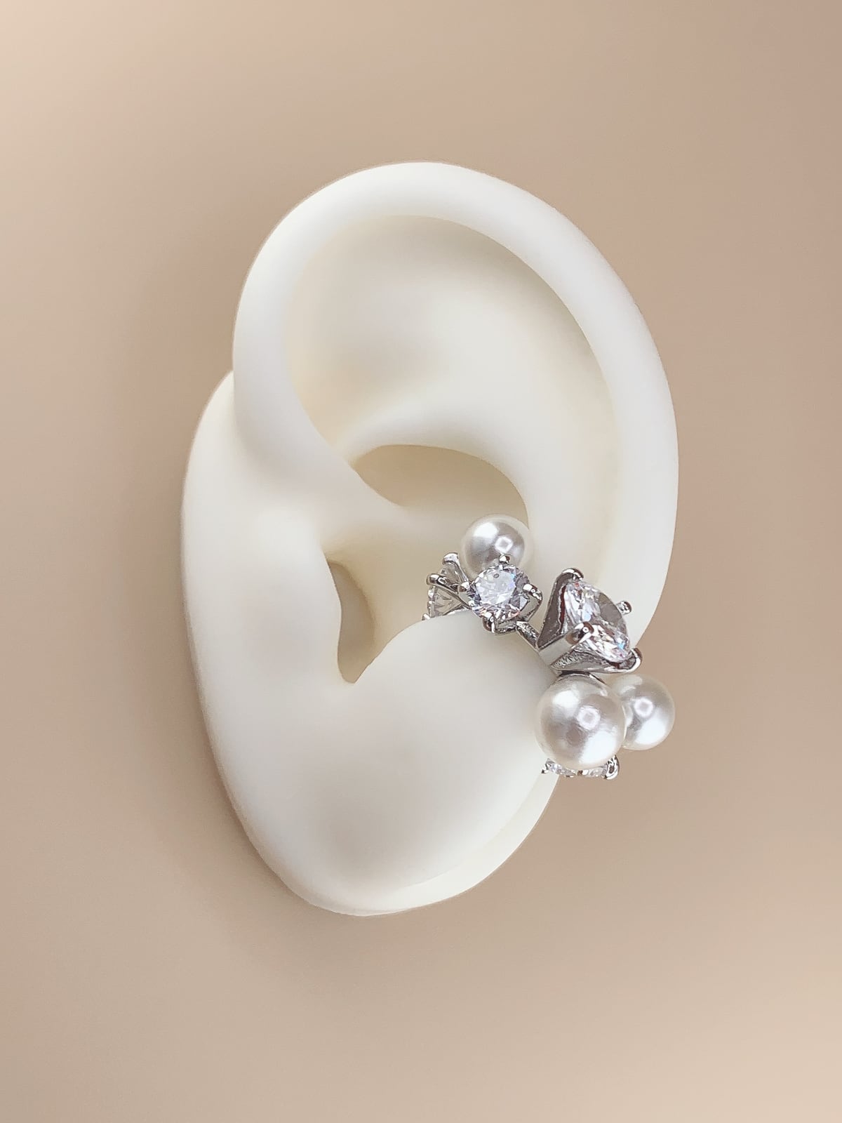 B. pearl cuff (イヤーカフ)