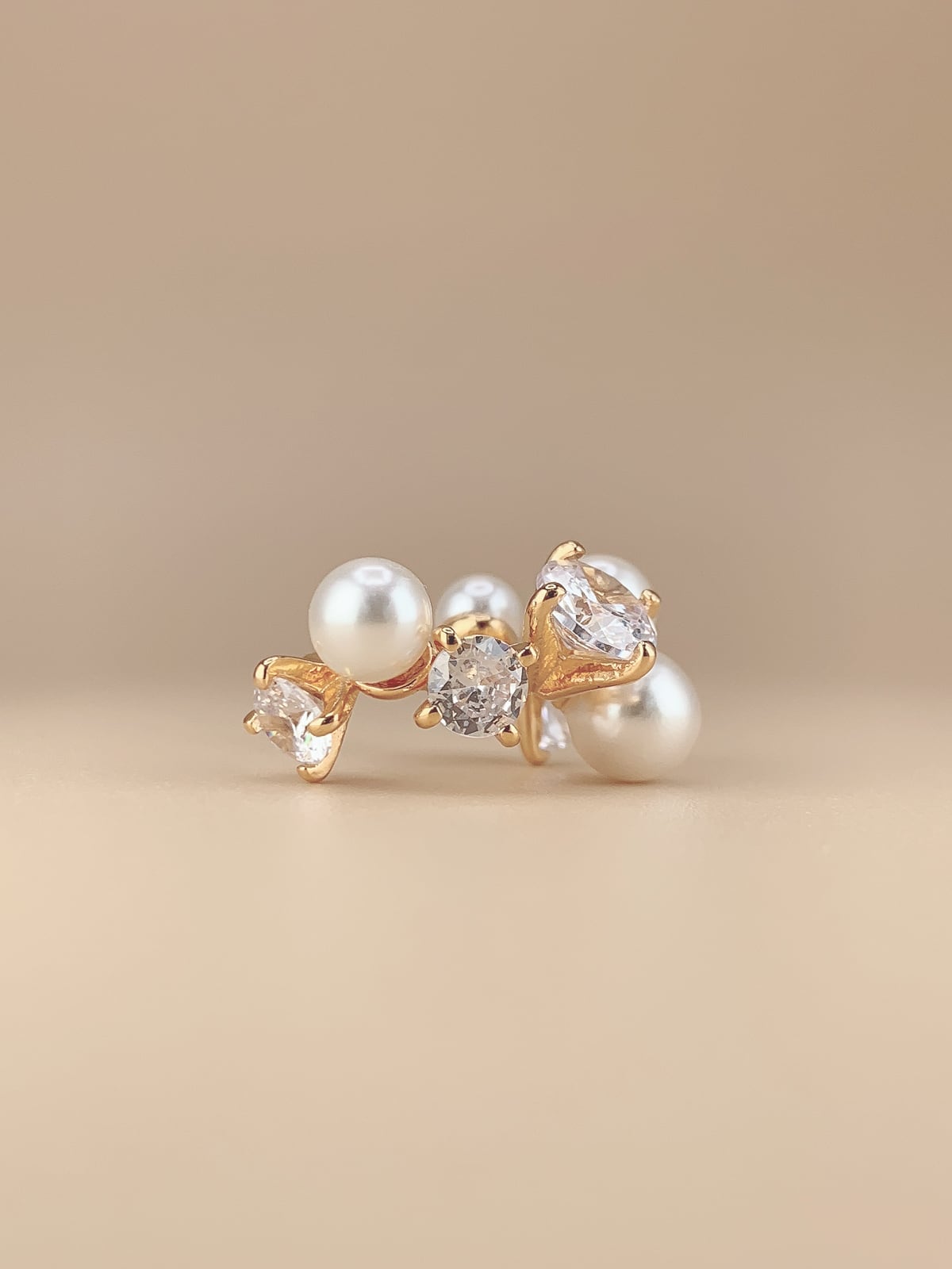 B. pearl cuff (イヤーカフ)