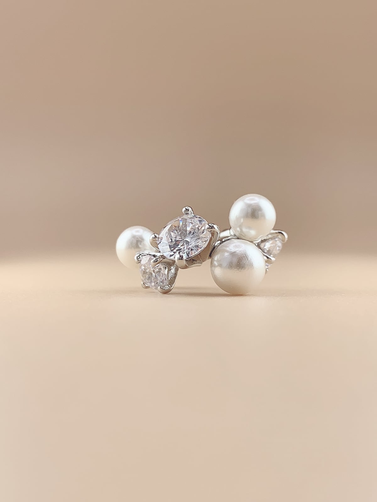 B. pearl cuff (イヤーカフ)