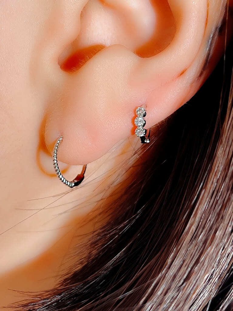 3 crystal dots ring