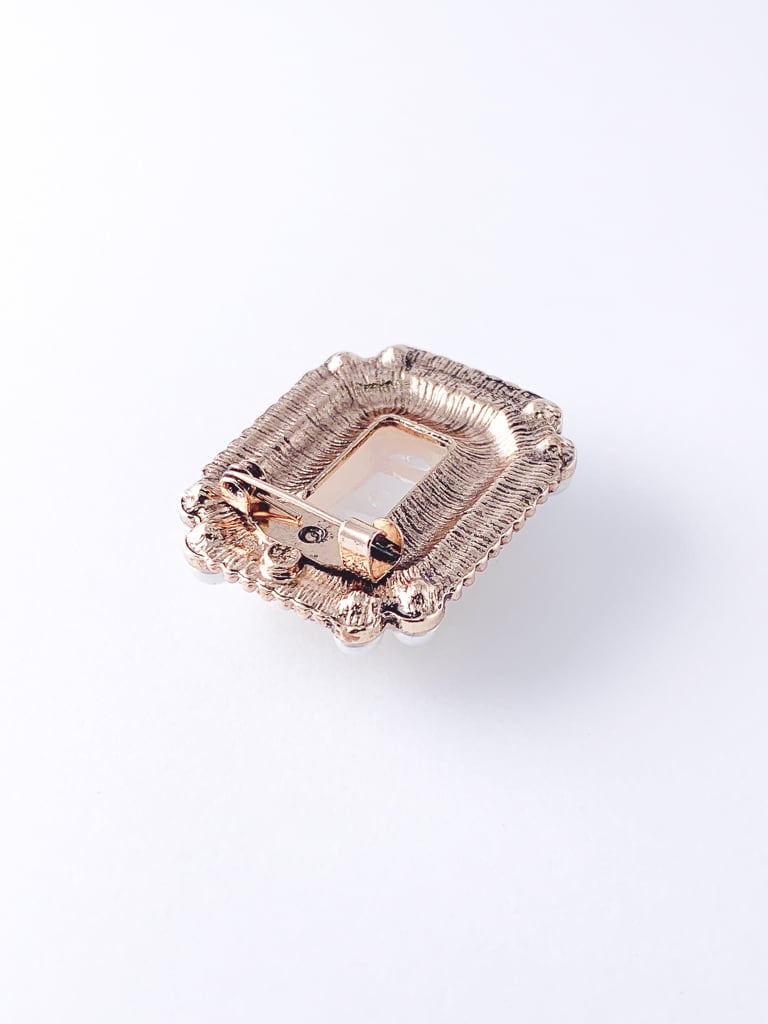 Square pearl（ブローチ）