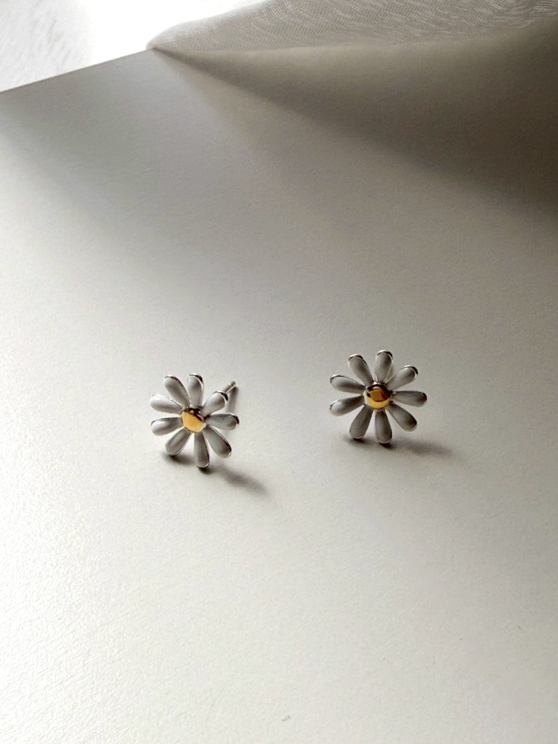 B. Daisy （Silver 925） – at3
