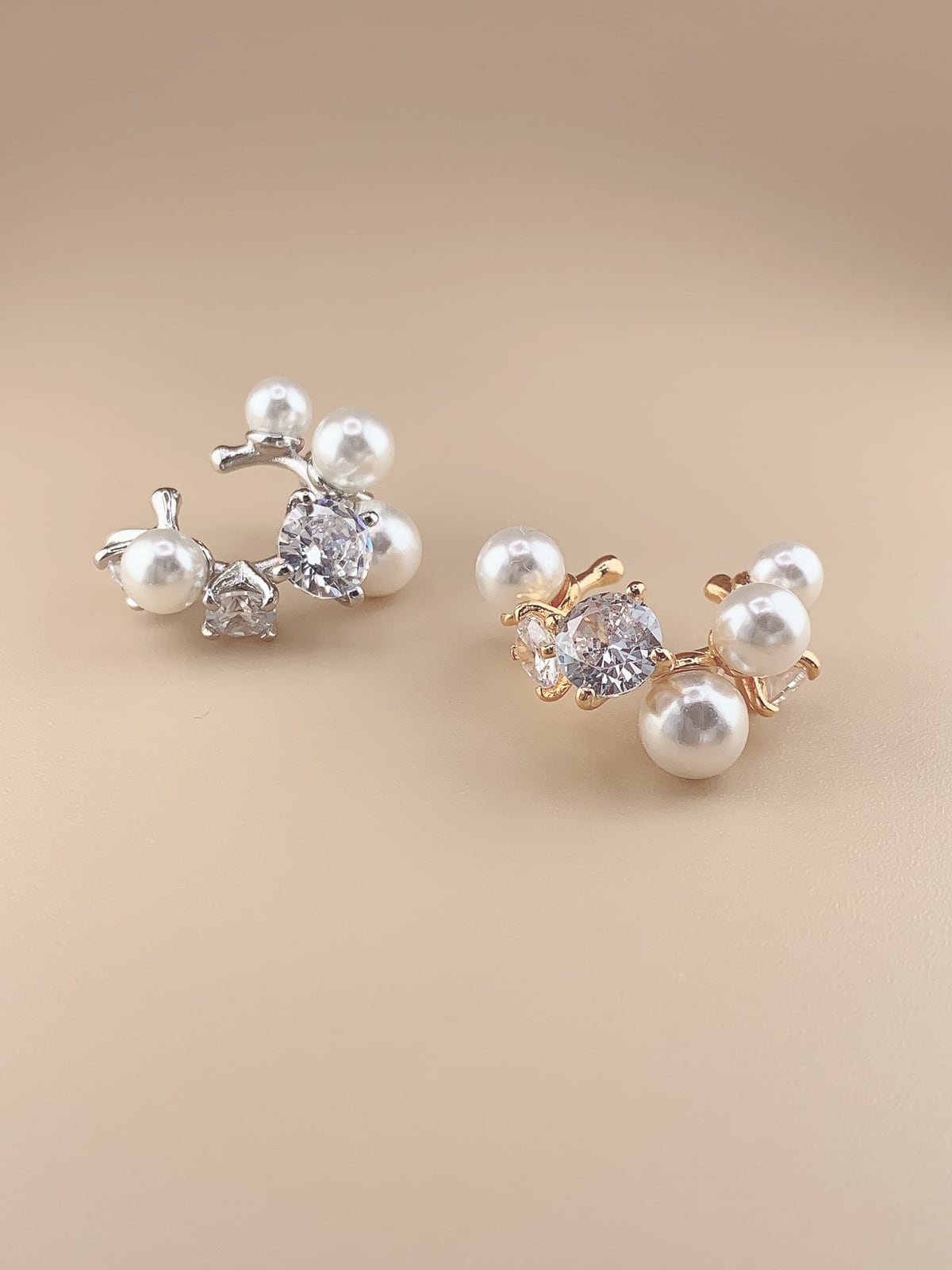 B. pearl cuff (イヤーカフ)