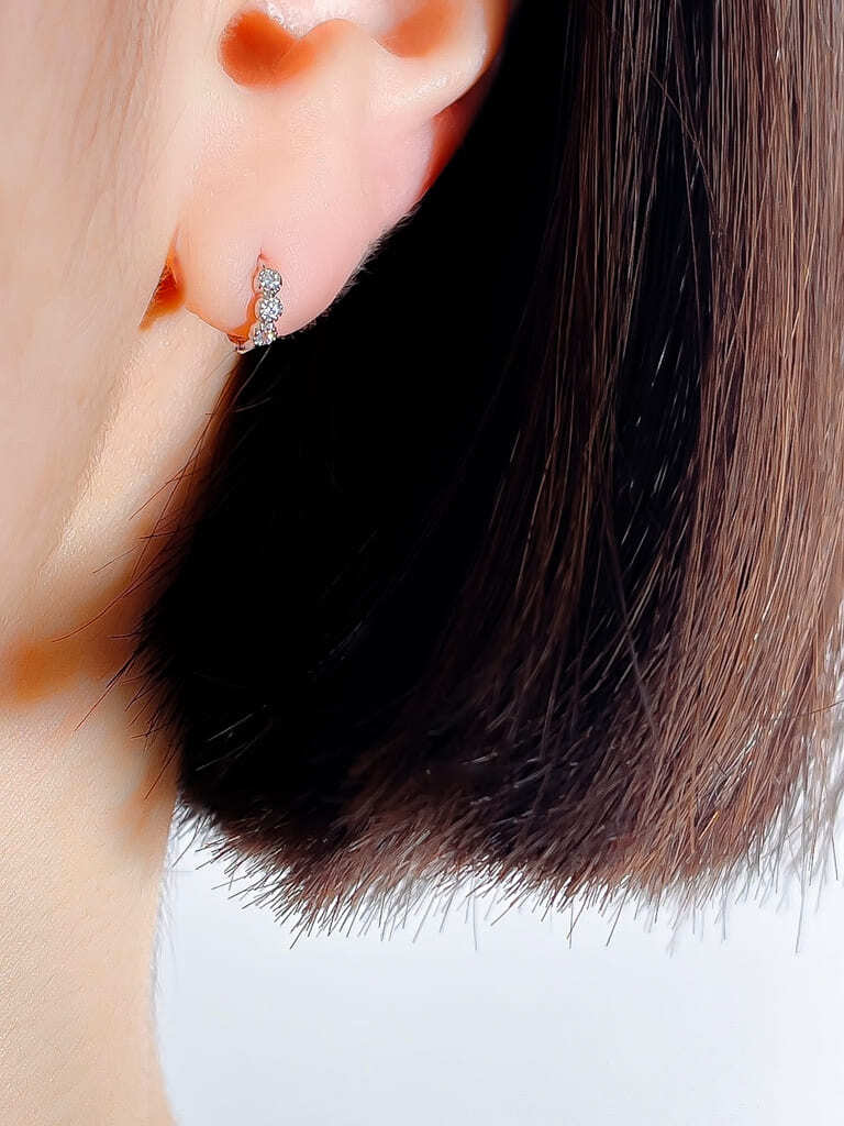 3 crystal dots ring