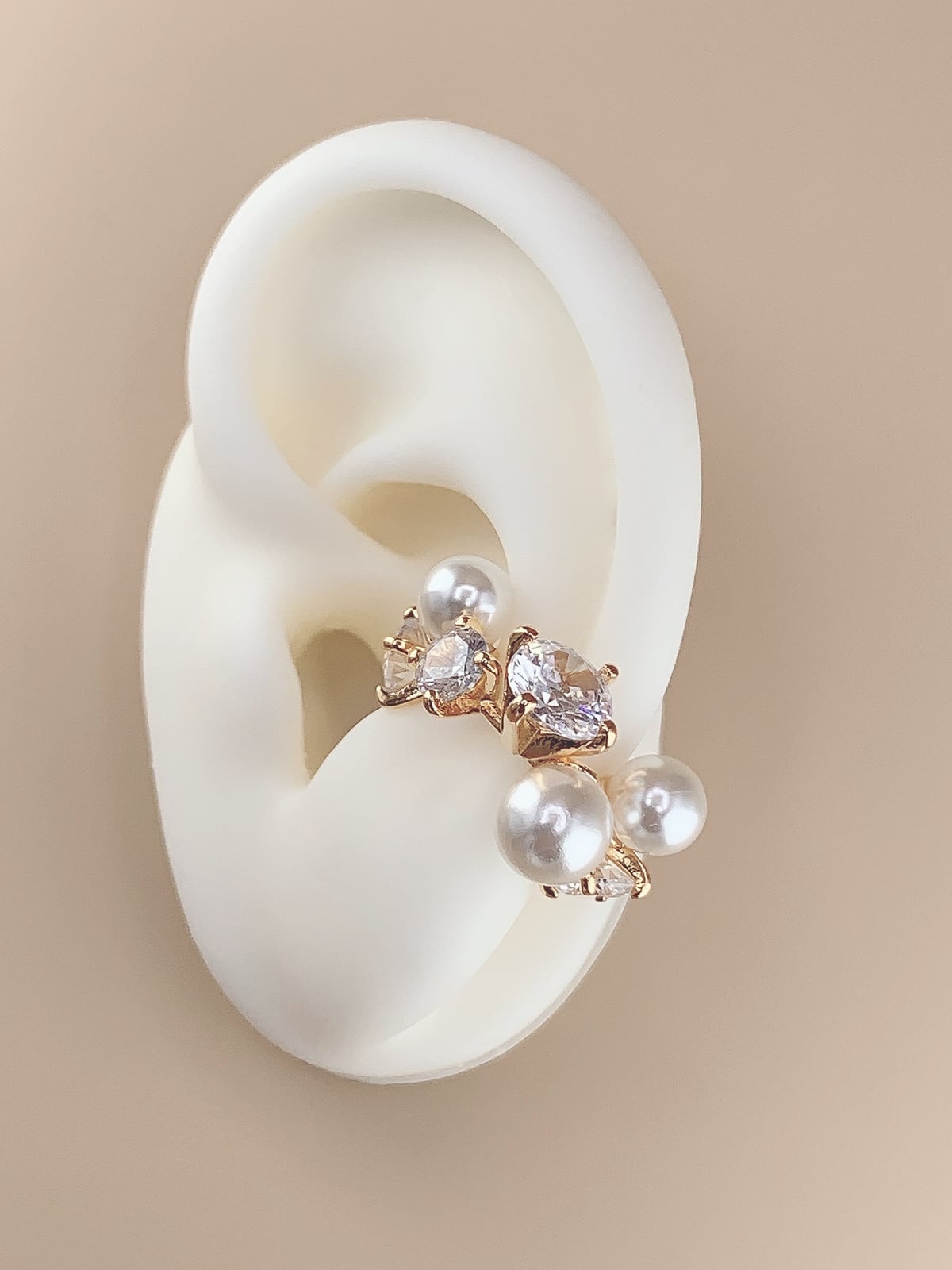 B. pearl cuff (イヤーカフ)
