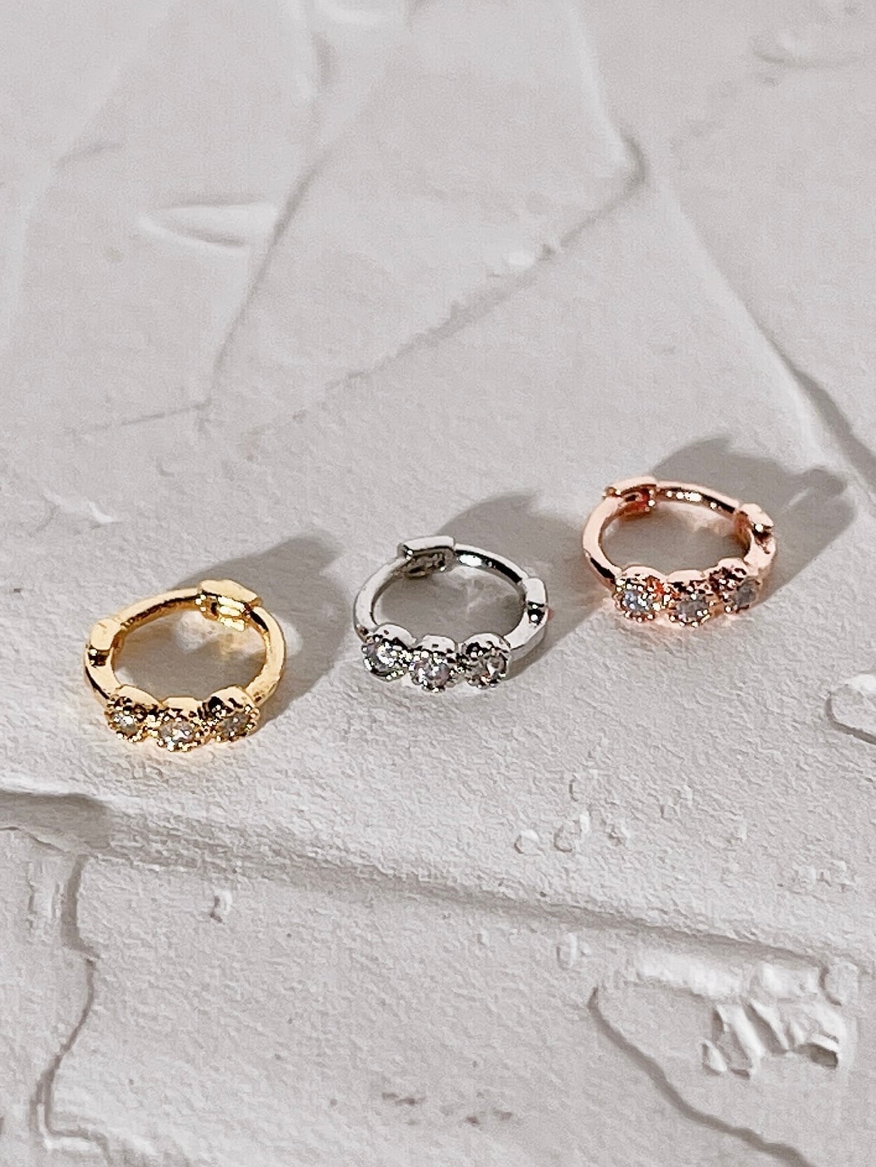 3 crystal dots ring