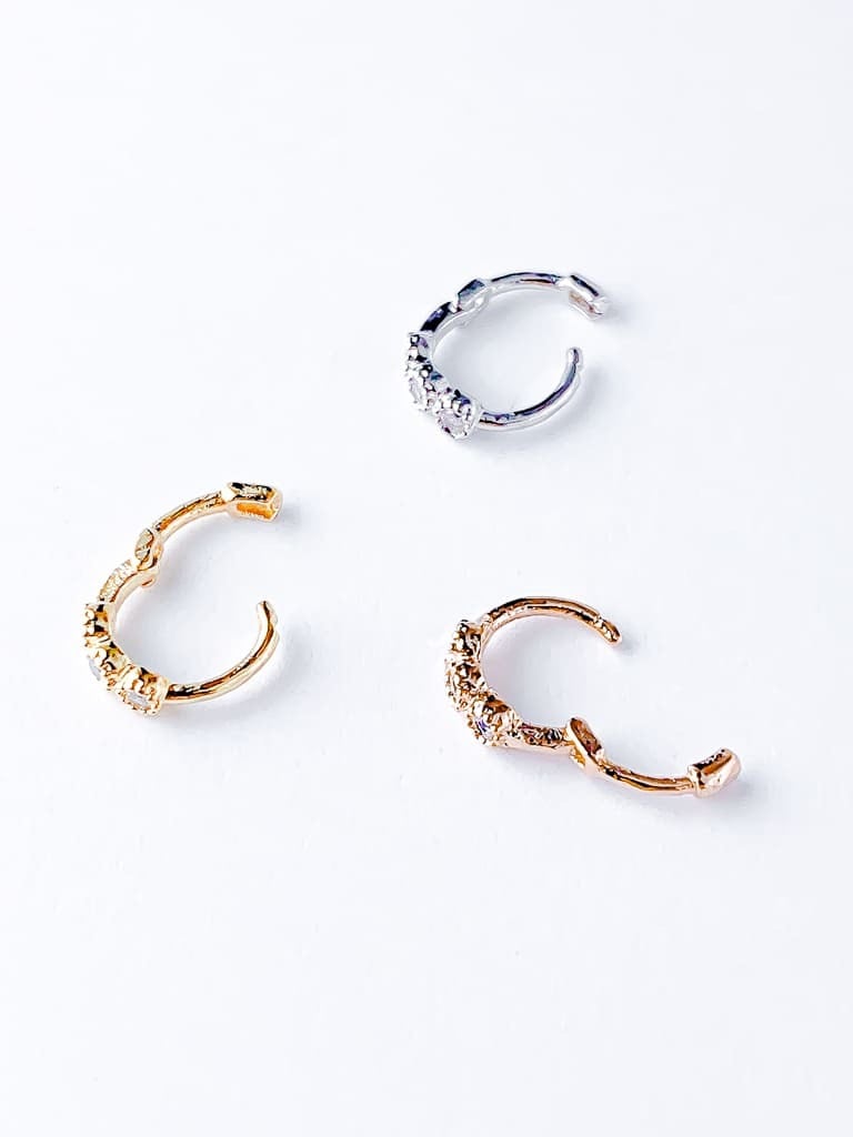 3 crystal dots ring