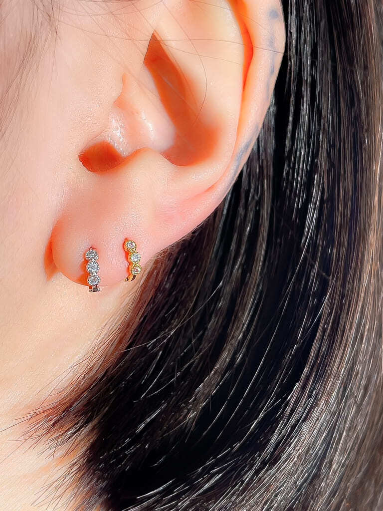 3 crystal dots ring