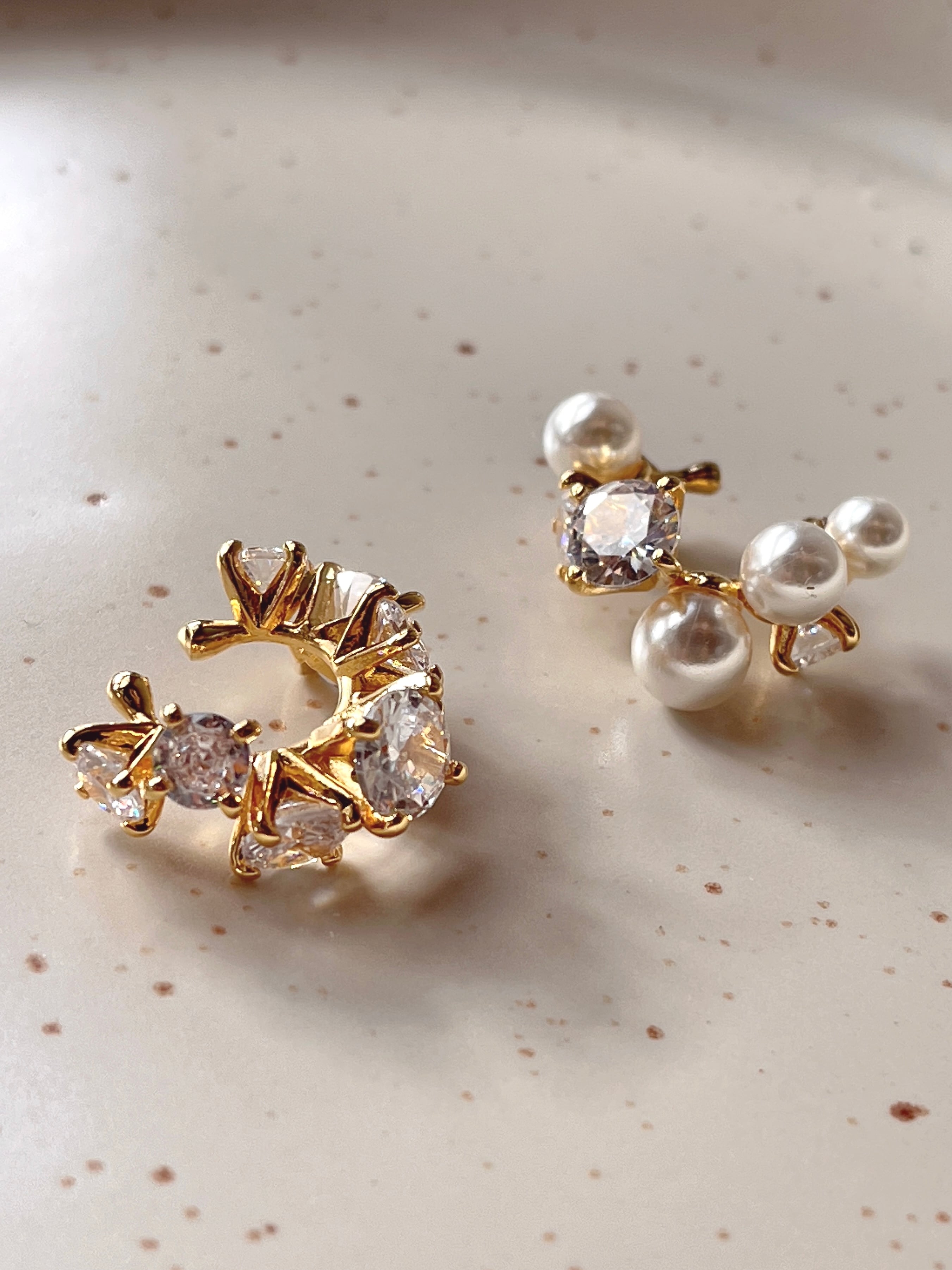 B. pearl cuff (イヤーカフ)